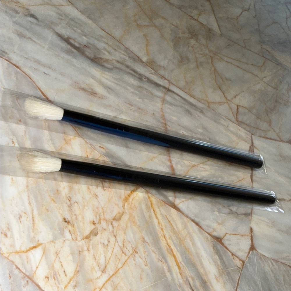 Morphe Black Brushes with White Bristles Set of 2 - Picture 6 of 6